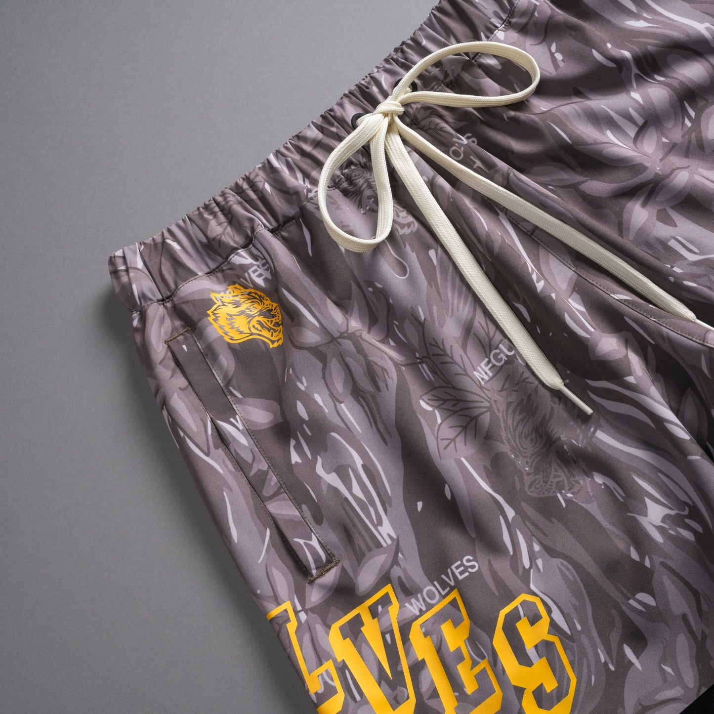 STAIRS COMPRESSION SHORTS IN OAK NORSE CAMO